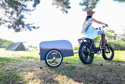 電動アシスト自転車の折りたたみE-バイクであるファンビータ（FUNVITA）MOUNTAINタイプで荷物を運ぶ