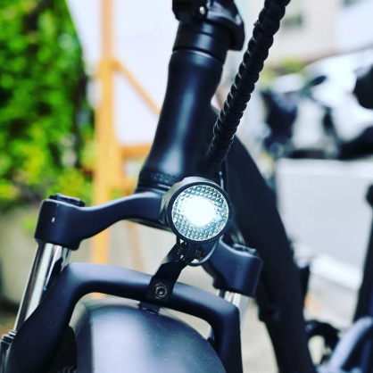 電動アシスト自転車の折りたたみE-バイクであるファンビータ（FUNVITA）MOUNTAINタイプのライト