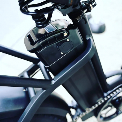 電動アシスト自転車の折りたたみE-バイクであるファンビータ（FUNVITA）MOUNTAINタイプのバッテリー