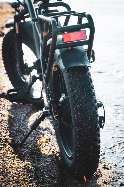 電動アシスト自転車の折りたたみE-バイクであるファンビータ（FUNVITA）MOUNTAINタイプのタイヤ写真