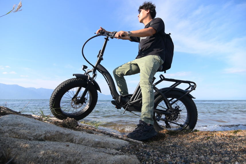電動アシスト自転車の折りたたみE-バイクであるファンビータ（FUNVITA）MOUNTAINタイプは濡れた砂浜もOK